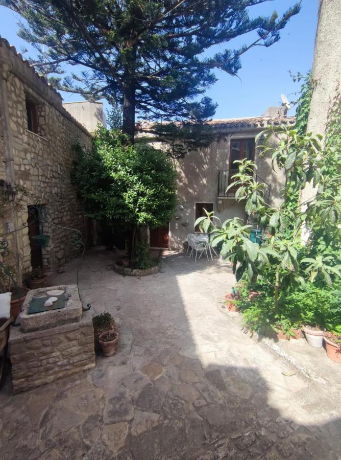 Cortile Via Sales 11 Apartment Erice Exterior foto